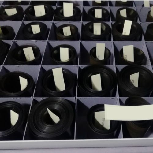 Einzelne Rollfilme werden archivgerecht verpackt und beschriftet